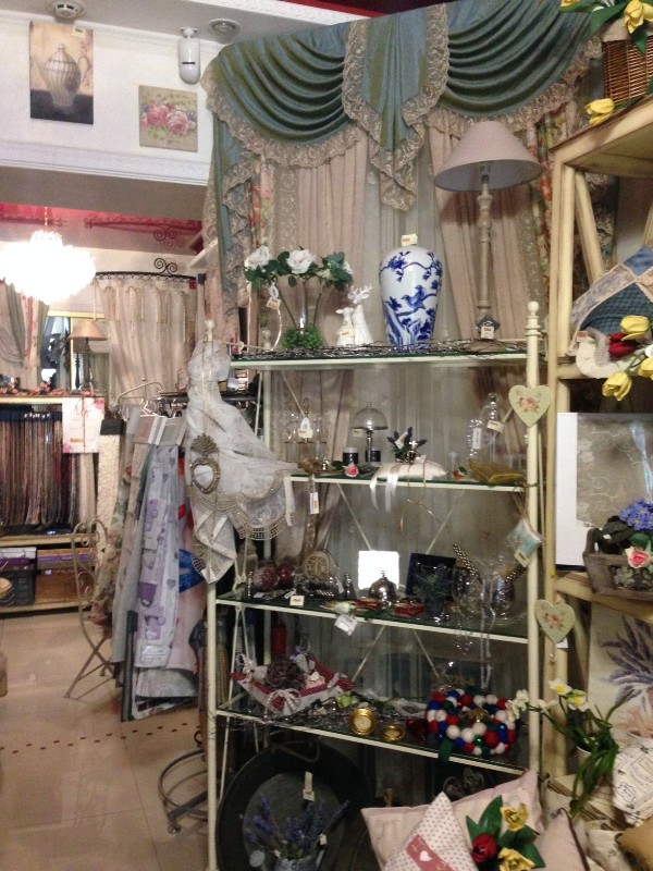 Стеллаж кованый со стеклянными полками в стиле прованс